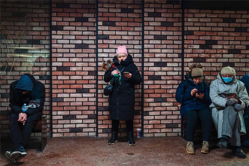 Alltag in Kiew: Menschen suchen Schutz in U-Bahn-Stationen
