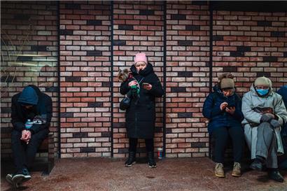 Alltag in Kiew: Menschen suchen Schutz in U-Bahn-Stationen
