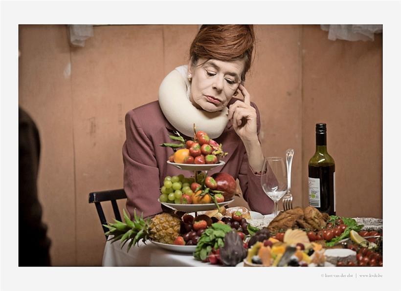 Alors que l’épouse se goinfre…
