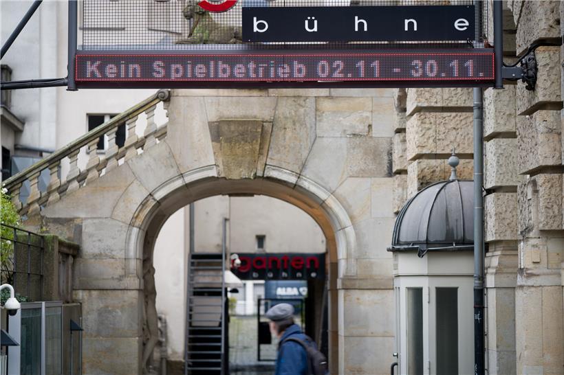 Alors que les lieux culturels ferment à nouveau dans nos pays voisins, ne faudrait-il pas retrouver d’autres formes théâtrales?
