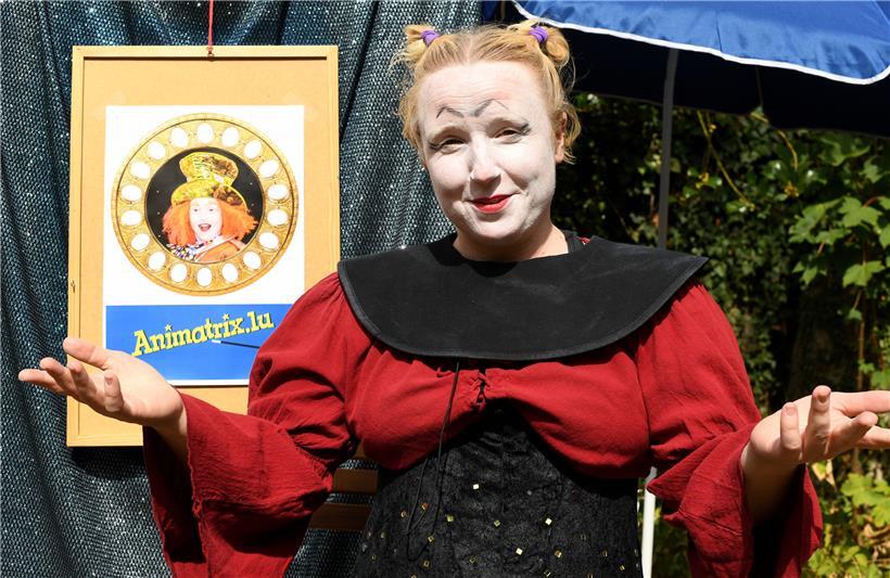 Als „Animatrix“ unterhält Irina Chechulina ihr Publikum mit Clownerie und Magie und schlüpft dabei in die unterschiedlichsten Rollen
