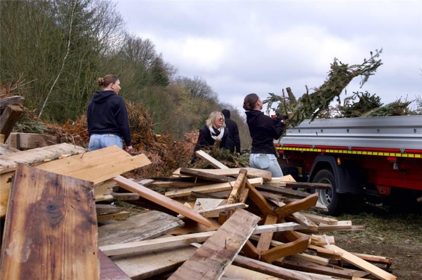 Als Füllmaterial für die Burg, die eigentlich ein Tipi ist, dienen hauptsächlich Europaletten und Weihnachtsbäume 
