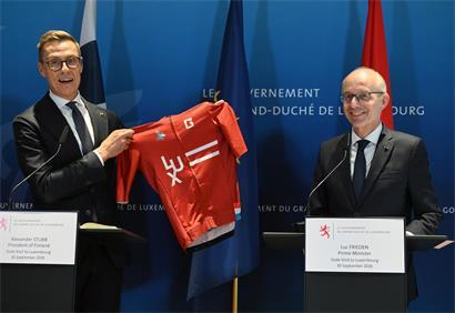 Als Gastgeschenk erhielt der finnische Präsident Alexander Stubb (l.) ein Radtrikot der luxemburgischen Nationalmannschaft