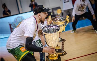 Als Kapitän von Patrioti Levice durfte Ben Kovac die Meistertrophäen als Erster in Empfang nehmen
