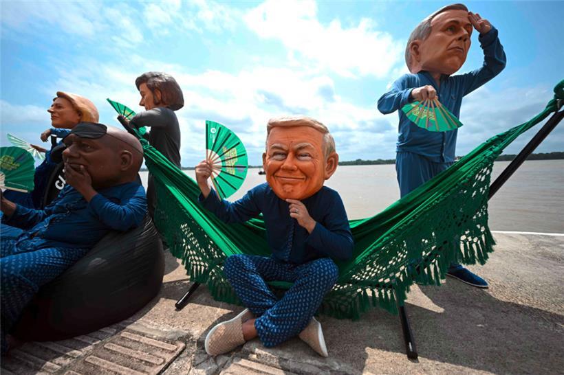 Als Karikatur ist er anwesend: ein Demonstrant als US-Präsident Donald Trump beim Weltklimagipfel in Belém
