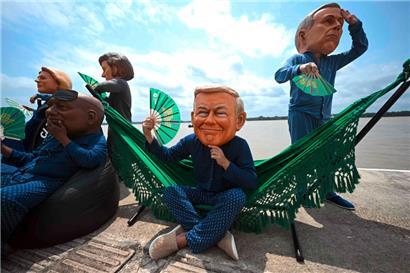 Als Karikatur ist er anwesend: ein Demonstrant als US-Präsident Donald Trump beim Weltklimagipfel in Belém
