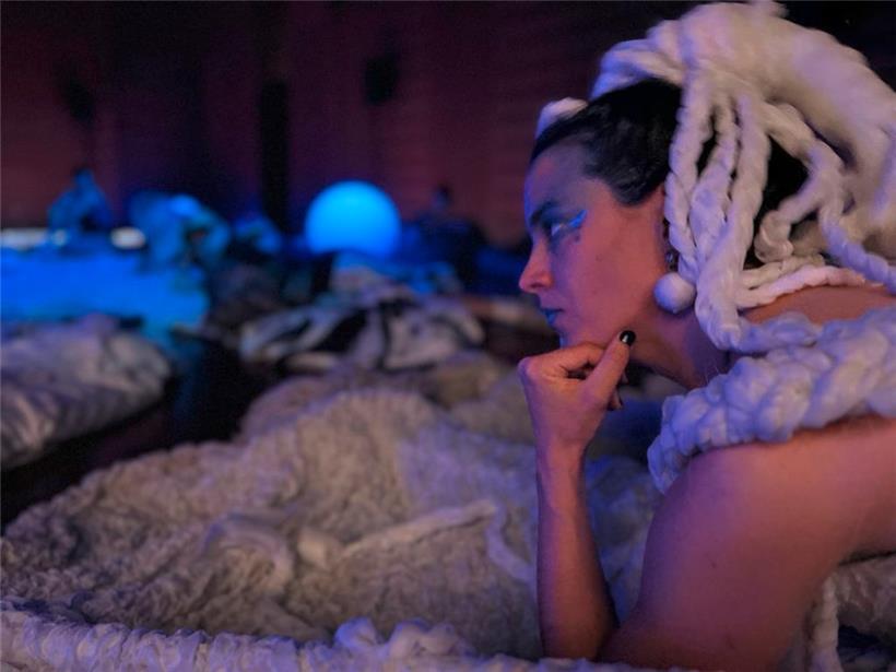 Als Klangschamanin Memory of Voice wird Catherine Elsen Teil des Klangteppichs
