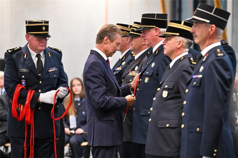 Als Zeichen der Anerkennung überreichte der bald abdankende Großherzog den Feuerwehrleuten eine rote Kordel – die für sie von großer Bedeutung ist
