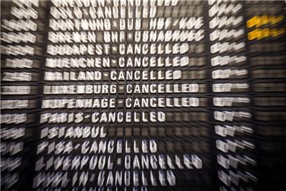 Als „cancelled“ für gestrichen werden am Frankfurter Flughafen zahlreiche Flüge angezeigt
