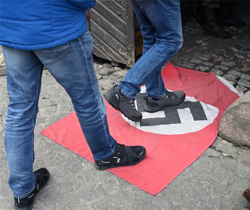 Als die Nazis nach vielen Jahren endlich am Boden lagen, freuten sich die Menschen in Vianden. Erst am 22. Februar 1945 wurden sie als letzte in Luxemburg befreit.
