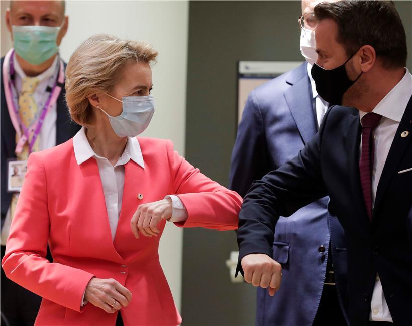 Als die Pandemie kurz besiegt schien: Kommissionspräsidentin Ursula von der Leyen und Premier Xavier Bettel im Juli vergangenen Jahres beim EU-Gipfel in Brüssel – seitdem dominieren die schlechten Nachrichten
