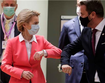 Als die Pandemie kurz besiegt schien: Kommissionspräsidentin Ursula von der Leyen und Premier Xavier Bettel im Juli vergangenen Jahres beim EU-Gipfel in Brüssel – seitdem dominieren die schlechten Nachrichten
