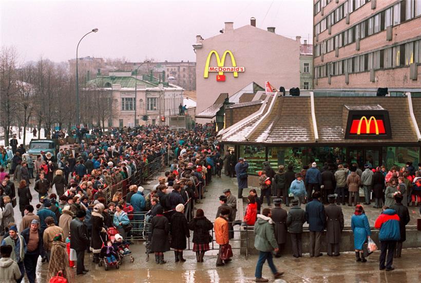 Als die erste McDonald’s-Filiale in Russland ihre Türen öffnete, stand sie symbolisch für die Ankunft des Kapitalismus, aber auch für eine Annäherung zwischen Ost und West. Mehr als 30 Jahre später zieht sich der US-Konzern zurück – und hinterlässt Zehntausende Mitarbeiter. (Bild vom 31. Januar 1990)

