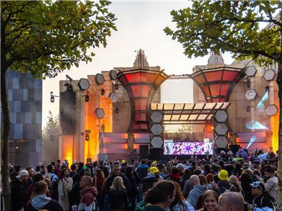 LOA Festival Luxemburg großes Musikfestival mit Menschenmenge und Bühnenbeleuchtung bei Nacht