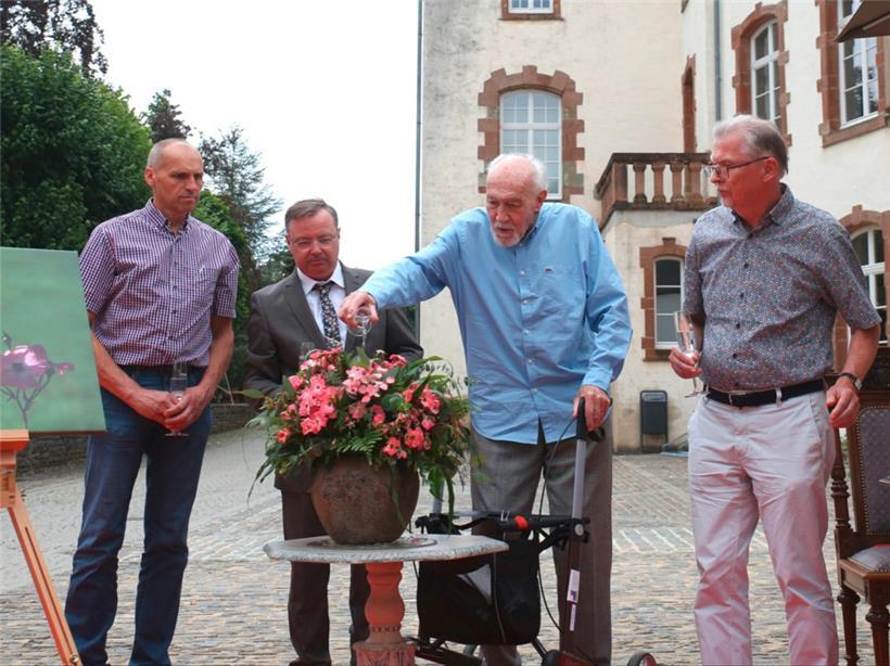 Als erstem Paten war es dem Ex-Hofmarschall Guy De Muyser eine Ehre, die neue Rose auf ihren Namen „Mémoire de Wiltz“ zu taufen
