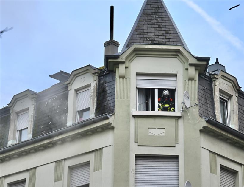 Als unser Fotograf vor Ort war, war das Feuer bereits unter Kontrolle und man sah nur noch leichten Rauch aus der oberen Etage
