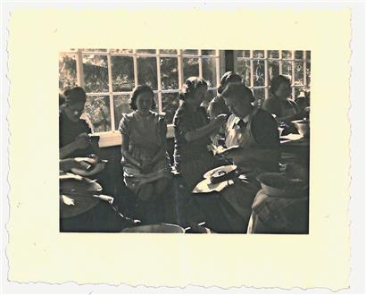 Als weltanschauliche Gegner des NS-Regimes werden am 25./26. September 1942 die Zeugin Jehovas Ketty Federspiel und ihre sechs Kinder nach Leubus und später nach Bad Flinsberg und Wartha umgesiedelt. Dieses Foto zeigt Ketty und ihre Tochter Maria beim Küchendienst im Lager 116 in Bad Flinsberg.
