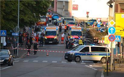 Als zwei Polizeibeamte einen Tankstellenräuber zu Fuß verfolgen, kam es zu einer Auseinandersetzung. Zwei Polizeibeamte hätten einen der Täter zu Fuß verfolgt, sagte ein Polizeisprecher. Der Täter habe einem der Beamten die Schusswaffe entreißen können und mehrfach auf die Polizisten geschossen.

