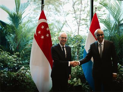 Alte Freunde: Luxemburgs Premierminister Luc Frieden (l.) und Singapurs Präsident Tharman Shanmugaratnam
