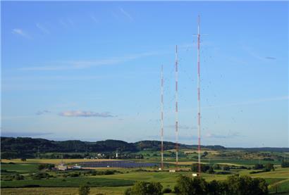Alte und neue Technik: Neben den drei Langwellenmasten betreibt Broadcasting Center Europe einen Solarpark

