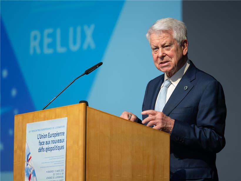 Alvin Sold, Präsident der Rencontres Européennes, spricht auf einer Konferenz vor Publikum