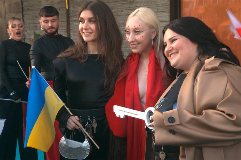 Alyona Alyona, Jerry Heil und die polnische Vertreterin Luna gemeinsam auf dem türkisen Teppich.
