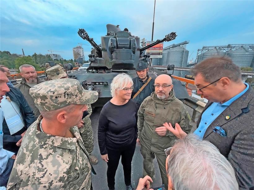 Am 1. Oktober besichtigte die deutsche Verteidigungsministerin Christine Lambrecht (M.) mit ihrem ukrainischen Amtskollegen Olexij Resnikow (2.v.r) den Getreidehafen von Odessa, wo der Flugabwehrpanzer „Gepard“ zum Einsatz kommt

