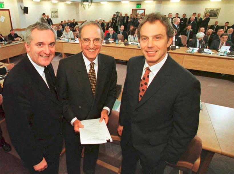 Am 10. April 1998 wurde eine Einigung zur Beilegung des Konflikts in Nordirland gefunden, mit dabei: (v.l.) der damalige irische Regierungschef Bertie Ahern, der US-Senator George Mitchell sowie der britische Premierminister Tony Blair
