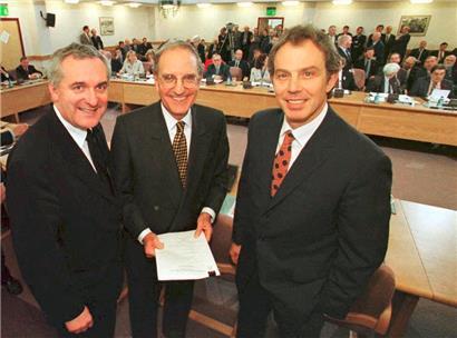 Am 10. April 1998 wurde eine Einigung zur Beilegung des Konflikts in Nordirland gefunden, mit dabei: (v.l.) der damalige irische Regierungschef Bertie Ahern, der US-Senator George Mitchell sowie der britische Premierminister Tony Blair

