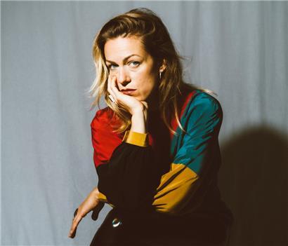 Am 10. Februar erscheint das zweite Studioalbum von Charlotte Brandi. Darin verbindet die 47-Jährige experimentellen Art-Pop-Sound mit feministischen Texten. 
