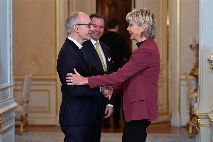 Premier Luc Frieden und Großherzog Guillaume mit Sportminister Martine Hansen bei Vereidigung am 11. Dezember