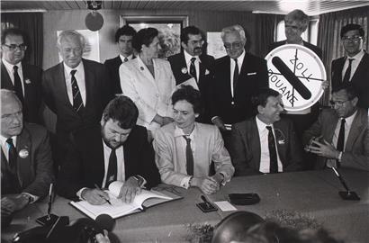 Am 14. Juni 1985 unterschreibt Staatssekretär Robert Goebbels für Luxemburg das erste Schengener Abkommen. Außer ihm unterzeichnen seine Kollegen aus Belgien, den Niederlanden, Frankreich und Deutschland den Vertrag. Es ist neben dem Euro die wichtigste europäische Errungenschaft. 26 Länder gehören heute zum Schengen-Raum.
