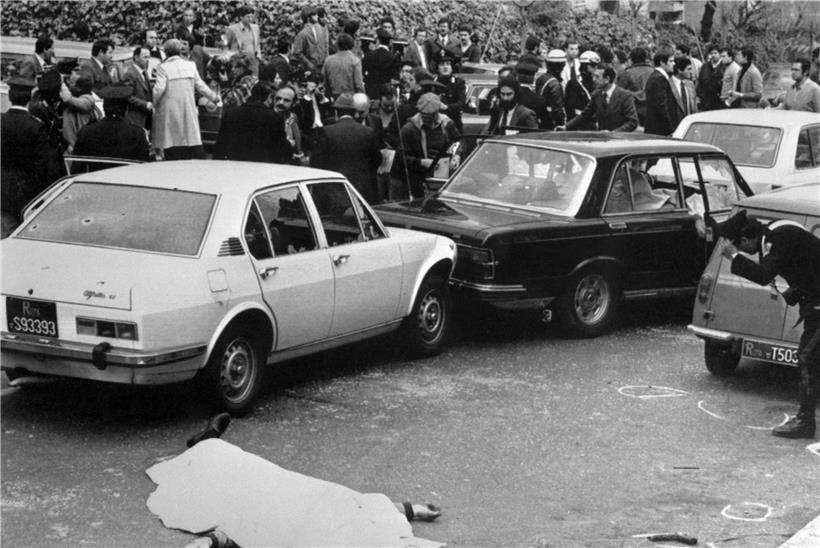 Am 16. März 1978 wurde der damalige italienische Ministerpräsident Aldo Moro von den Roten Brigaden entführt. Im schwarzen Wagen saß Aldo Moro, im  weißen Wagen waren Sicherheitsbeamte. Vier Leibwächter Moros wurden damals getötet, ein fünfter verletzt.
