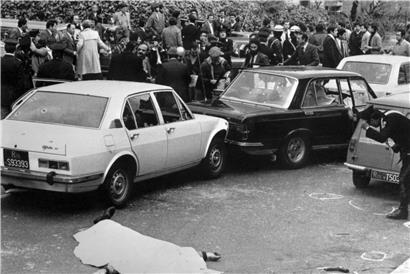 Am 16. März 1978 wurde der damalige italienische Ministerpräsident Aldo Moro von den Roten Brigaden entführt. Im schwarzen Wagen saß Aldo Moro, im  weißen Wagen waren Sicherheitsbeamte. Vier Leibwächter Moros wurden damals getötet, ein fünfter verletzt.
