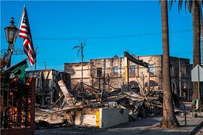 Am 17. Januar 2025 sind in Los Angeles im Stadtteil Pacific Palisades Geschäfte zu sehen, die durch das Palisades-Feuer zerstört wurden. Mehrere durch starke Santa-Ana-Winde angefachte Waldbrände wüten im gesamten Landkreis Los Angeles
