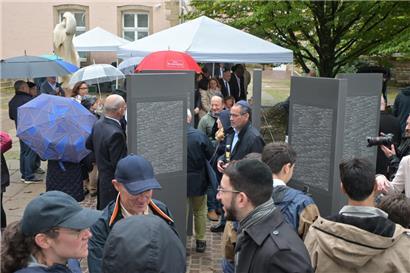 Am 21. September wurde in Luxemburg-Stadt das neue „Mémorial de la Shoah“ mit der Namenswand der jüdischen NS-Opfer feierlich eingeweiht. Insgesamt 659 als jüdisch geltende Personen wurden aus Luxemburg deportiert. Nur 46 von ihnen überlebten die Shoah.
