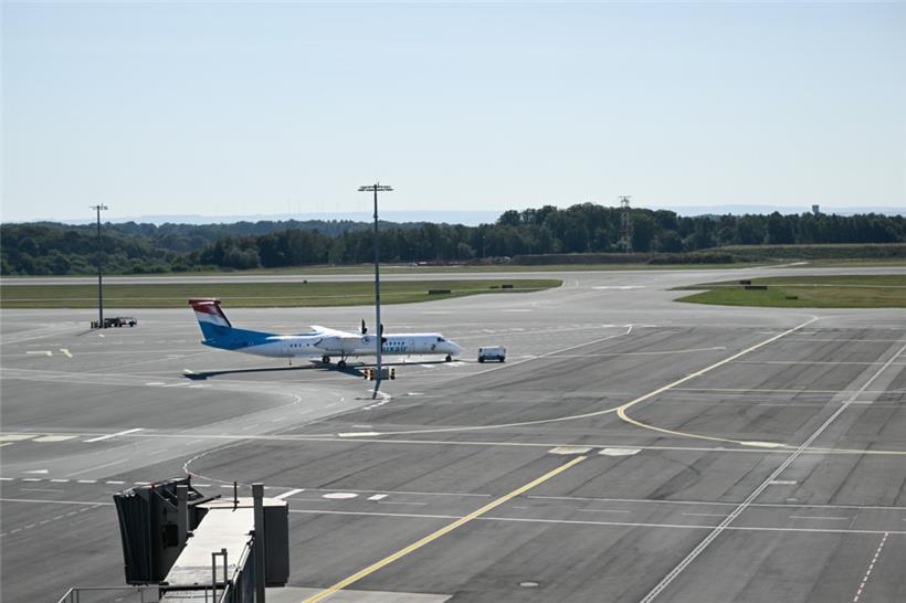 Am 28. August wurde auf der Asphaltdecke der Start- und Landebahn am Flughafen ein Schaden gemeldet, welcher zur Sperrung der Bahn führte
