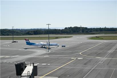Am 28. August wurde auf der Asphaltdecke der Start- und Landebahn am Flughafen ein Schaden gemeldet, welcher zur Sperrung der Bahn führte
