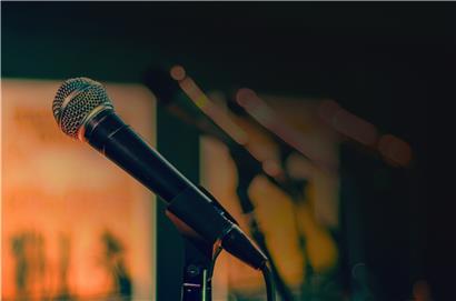 Am 31. Januar geben sich in Petingen mehrere Stand-up-Comedians das Mikrofon in die Hand
