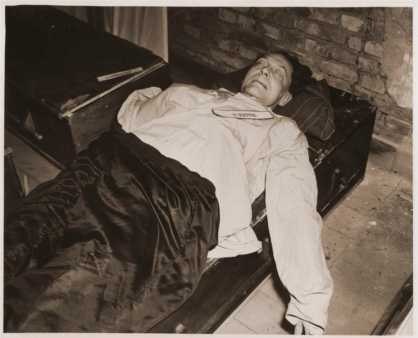 Am 31.7.1941 beauftragte Reichsmarschall Göring den Chef der Sicherheitspolizei und des SD, Heydrich, mit der Aufgabe, eine „Gesamtlösung der Judenfrage im deutschen Einflussgebiet in Europa“ zu finden, also die Shoah zu planen. Der in Nürnberg zum Tode verurteilte Massenmörder Göring schaffte es, sich zwei Stunden vor seiner Hinrichtung am 16.10.1946 das Leben zu nehmen. Fotograf…
