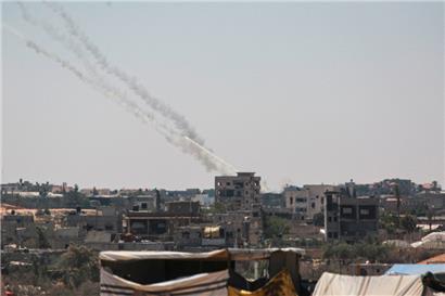 Am 5. August 2024 werden Raketen von Khan Yunis im südlichen Gazastreifen in Richtung Israel abgefeuert
