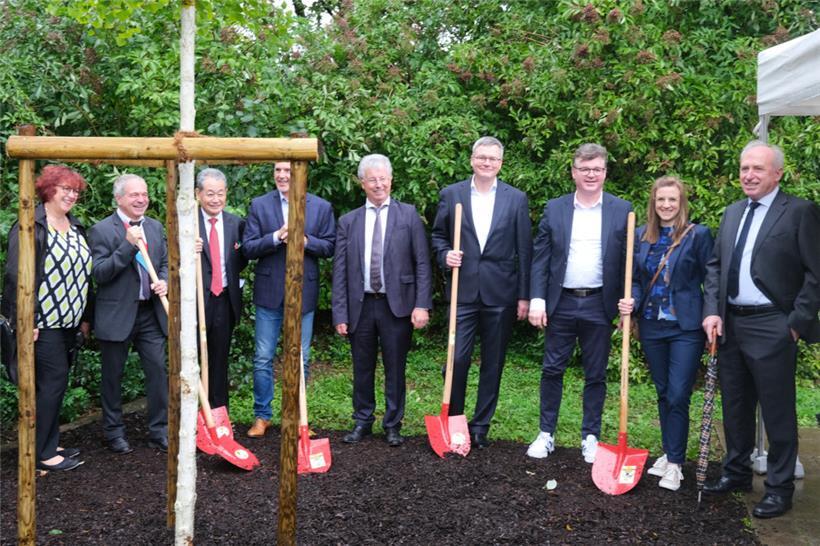 Am 6. August fand in Tetingen in Anwesenheit von Gemeindevertretern und dem japanischen Botschafter in Luxemburg, Tadahiro Matsubara, eine Gedenkzeremonie für die Opfer des nuklearen Infernos von Hiroshima und Nagasaki statt
