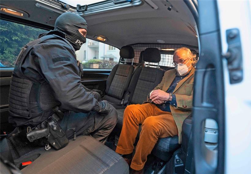 Am 7. Dezember haben Spezialkräfte der deutschen Polizei unter anderem einen Mann festgenommen, der Heinrich XIII. Prinz Reuss (r.) heißt und eine der Hauptpersonen von Umsturzplänen der sogenannten „Reichsbürger“-Szene ist
