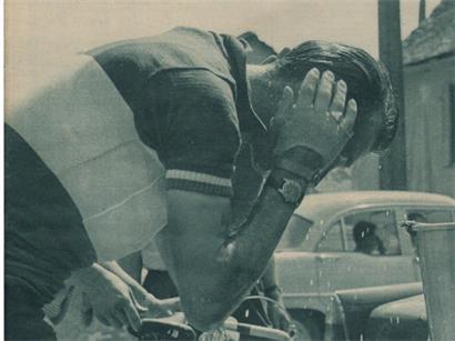 Charly Gaul trinkt am Brunnen in Junhac während der 13. Etappe der Tour de France 1959 zur Erfrischung