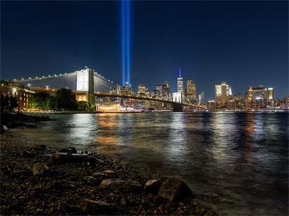 Am 8. September 2026 wird die Lichtinstallation „Tribute in Light“ vor der Skyline der Brooklyn Bridge, von Lower Manhattan und dem One World Trade Center im New Yorker Stadtteil Brooklyn getestet