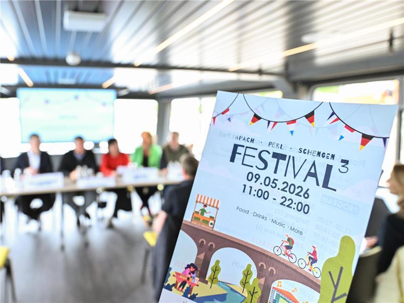 Dreiländereck Festival-Gelände am 9. Mai mit Bühnen, Besuchern und Feststimmung im Freien