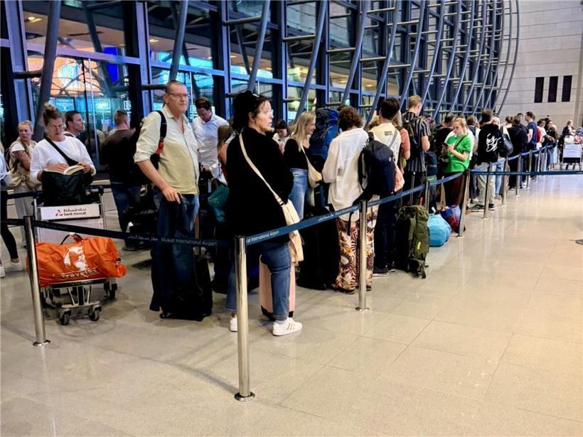 Abendliche Warteschlange vor KLM-Gate am internationalen Flughafen Maskat am 3. März um 22 Uhr, disziplinierte Passagiere