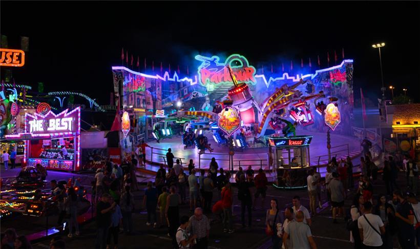 Am Abend macht das an eine Krake erinnernde Fahrgeschäft von Andreas Eigner mit ...