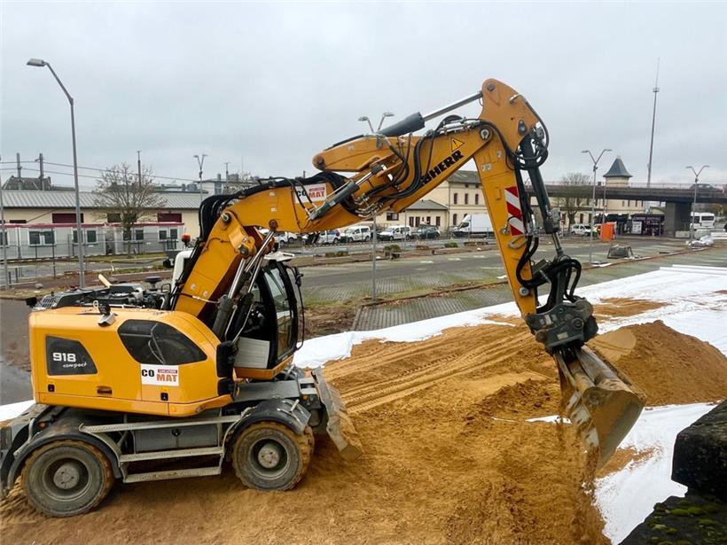Am Bahnhof Bettemburg rollen die Bagger. Weggefallener Parkraum ist durch einen provisorischen Parkplatz im Gewerbegebiet Wolser ersetzt worden. 
