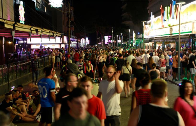 Am Ballermann sorgen die Partyurlauber dieses Jahr bereits lange vor Beginn der Hauptsaison für Ärger
